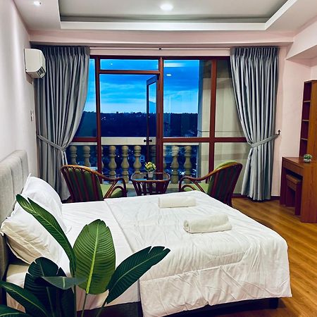 Kuching City Center Riverbank Suites With Marvelous River View Exterior photo