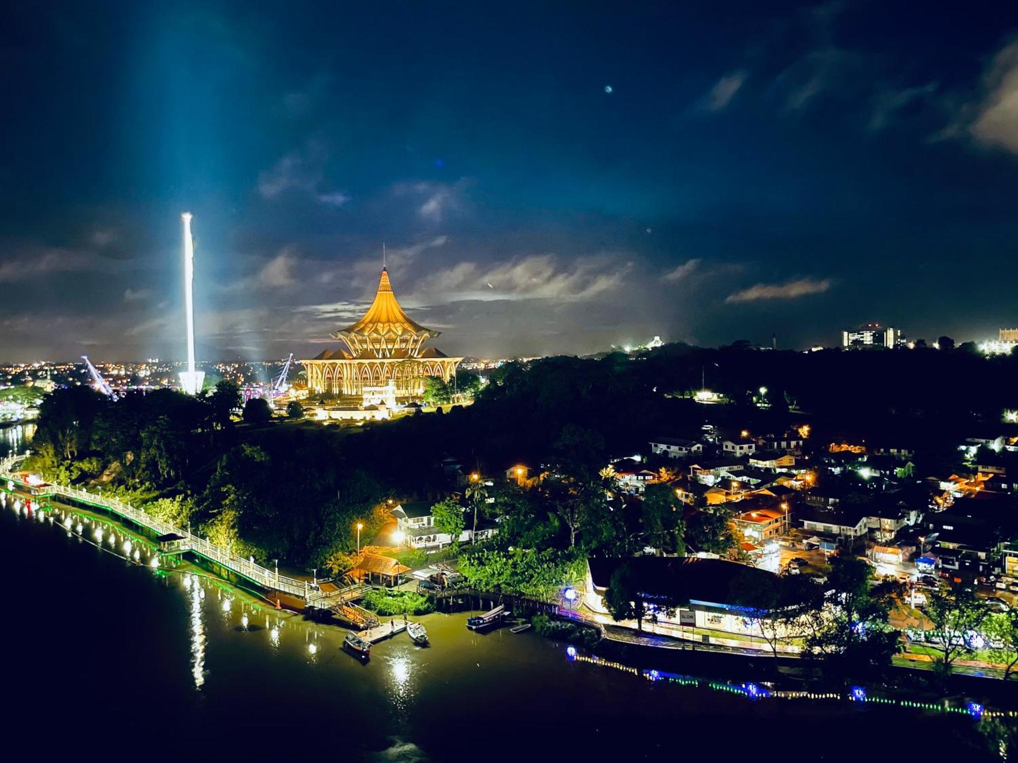 Kuching City Center Riverbank Suites With Marvelous River View Exterior photo