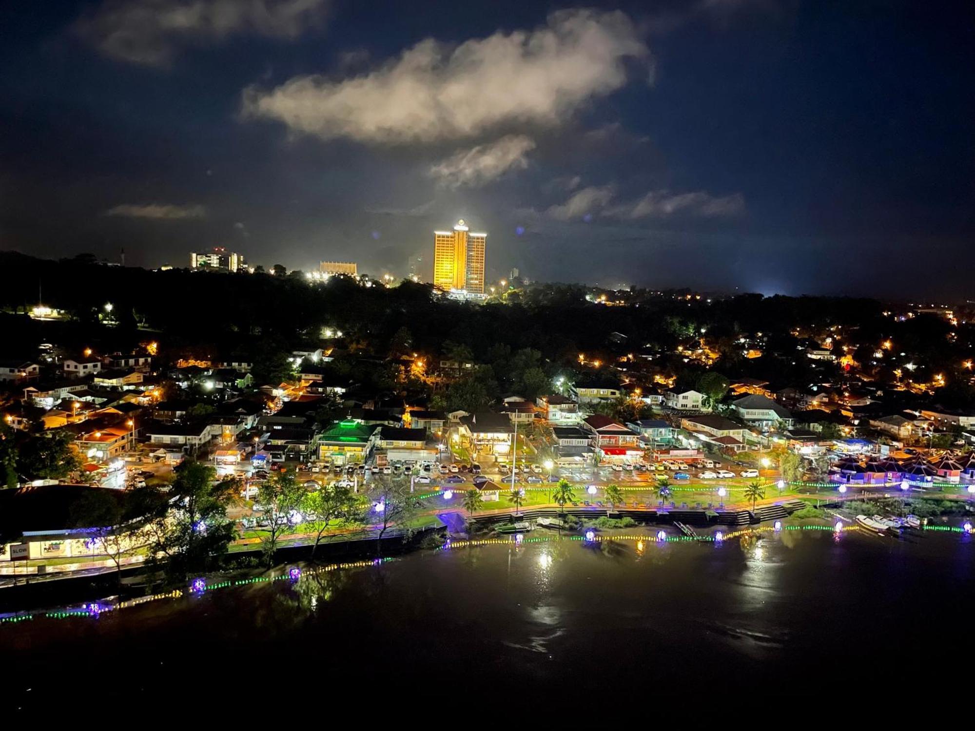 Kuching City Center Riverbank Suites With Marvelous River View Exterior photo