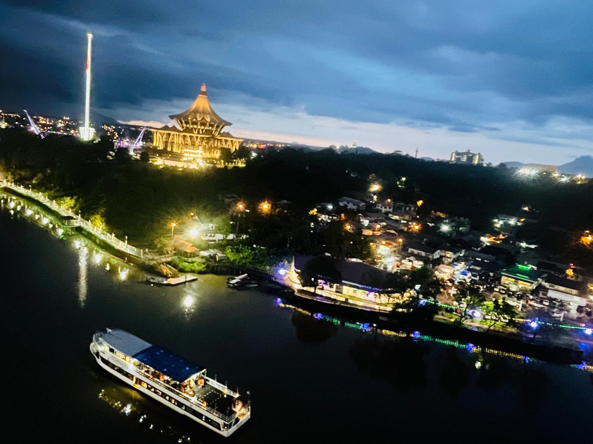 Kuching City Center Riverbank Suites With Marvelous River View Exterior photo